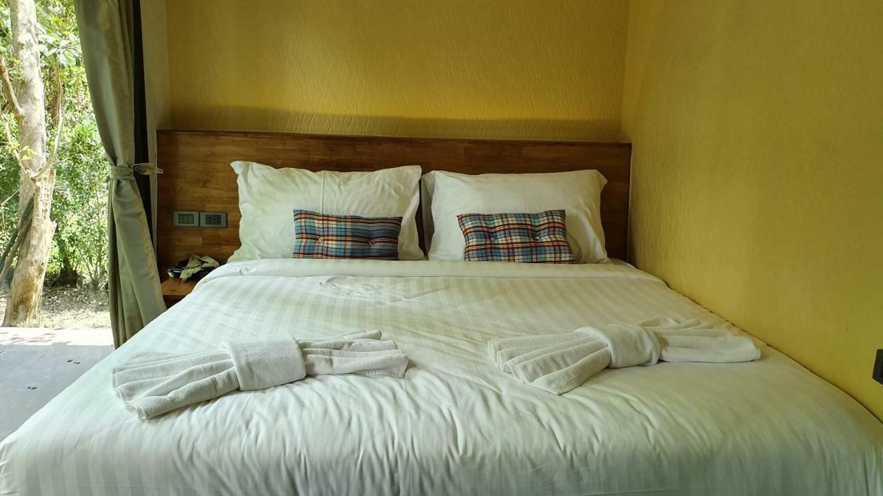 Hug Rimtharn Hotel Ban Khao Klom Eksteriør billede